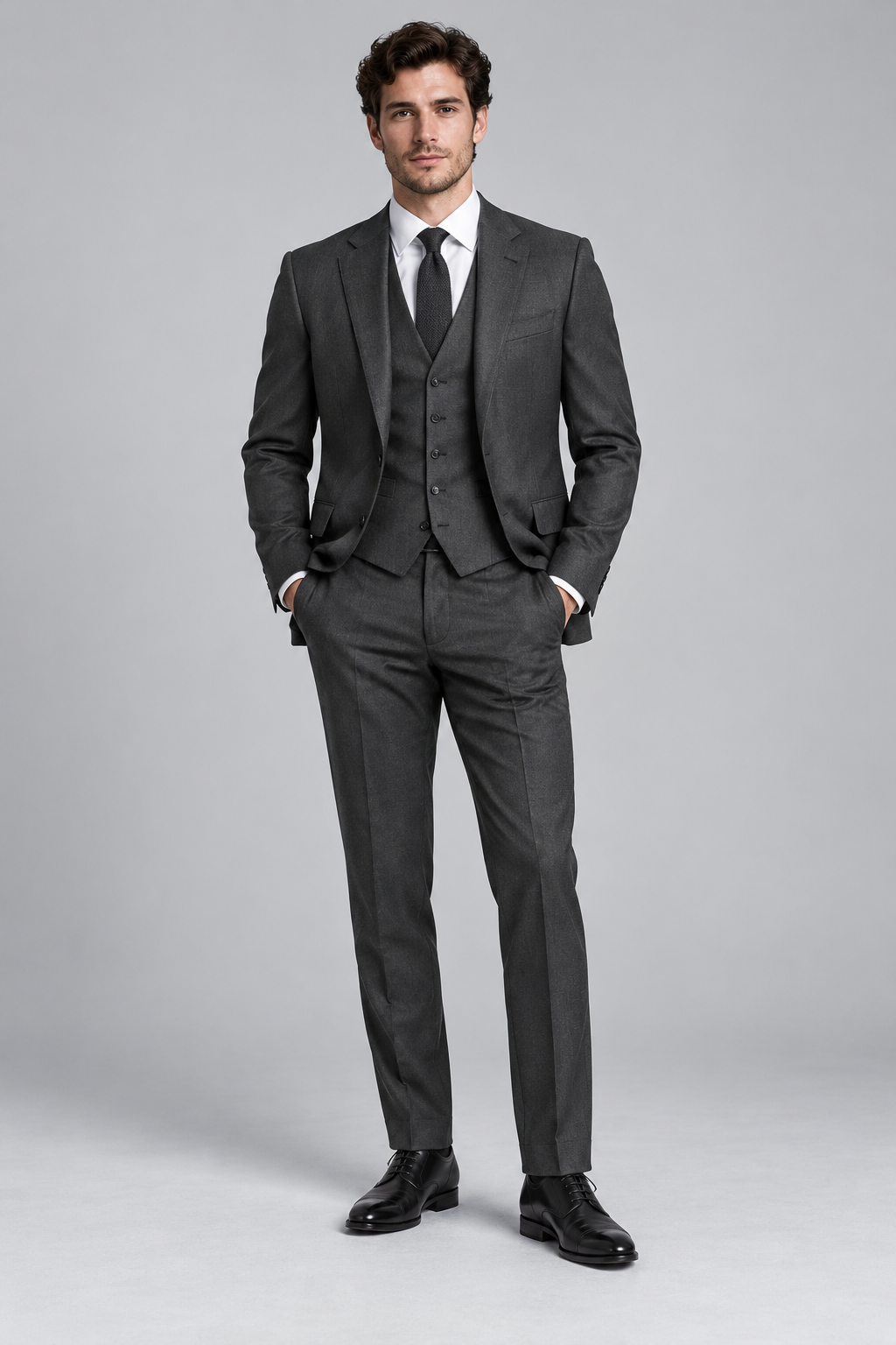 Terno sartorial gris carbón de tres piezas